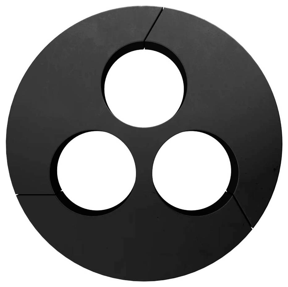 Schwarzes kreisförmiges Objekt mit drei gleichmäßig verteilten kreisrunden Ausschnitten, die ein Dreiecksmuster bilden.