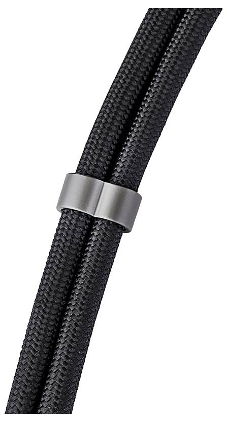 Schwarzes geflochtenes Kabel mit grauer Metallklemme, das eine Nahaufnahme des strukturierten Kabels und der Befestigungsklemme zeigt.
