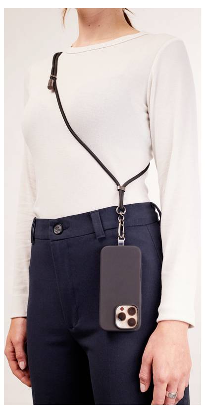 Eine Person trägt einen Umhängeriemen mit einem Smartphone in einer schwarzen Hülle und zeigt damit eine praktische Lösung zum Telefonttragen ohne Hände.