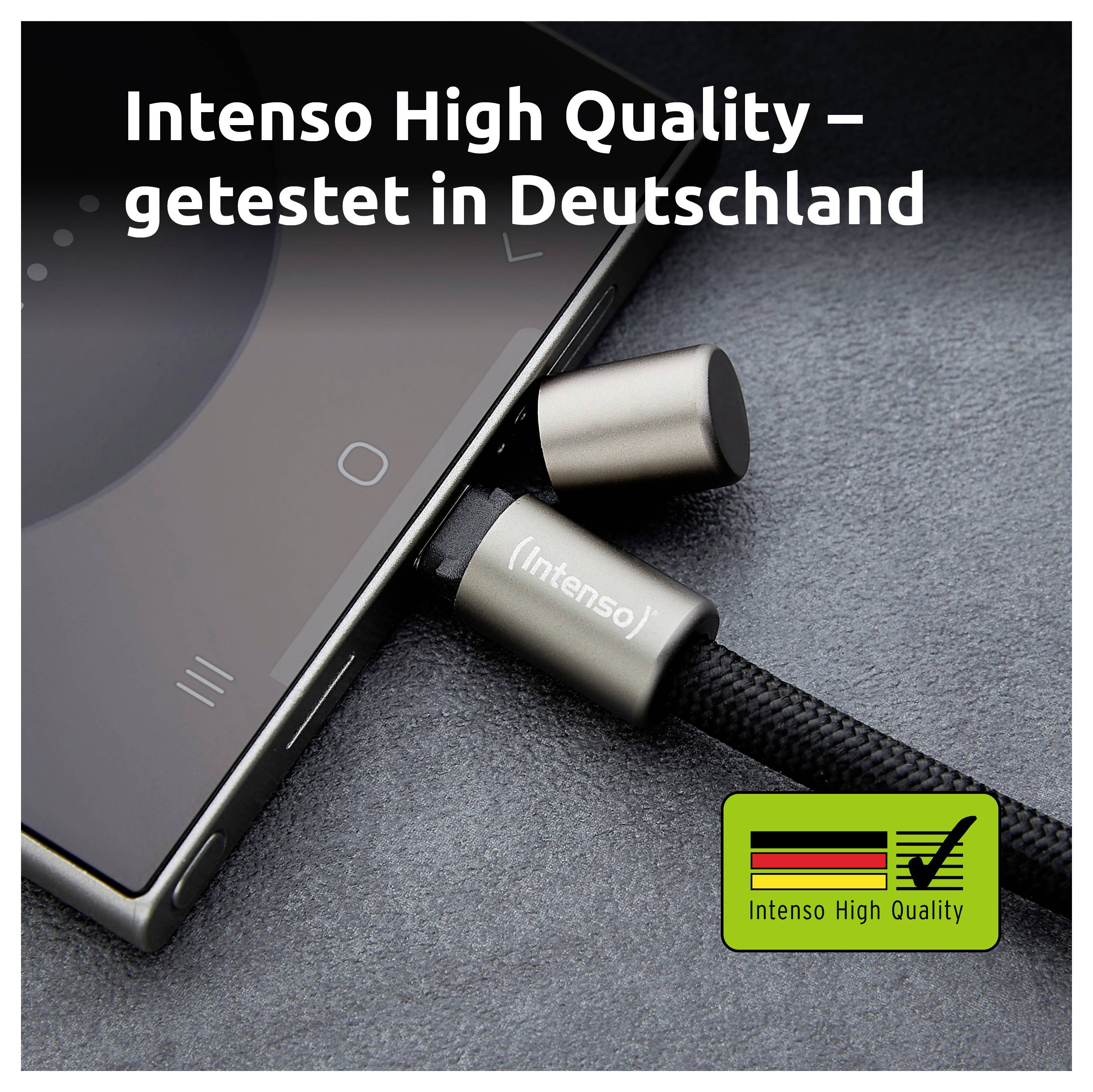 Smartphone mit Intenso-Ohrhörern auf einer grauen Oberfläche. Text lautet 'Intenso High Quality – getestet in Deutschland'. Deutsches Qualitätssiegel.