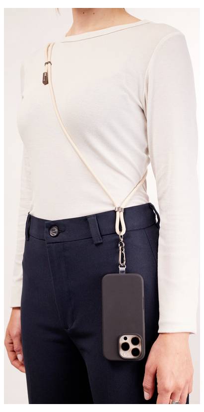 Eine Person mit einem Langarmshirt trägt ein Handy an einem Umhängeriemen über der Schulter, was eine praktische Methode des handfreien Tragens demonstriert.