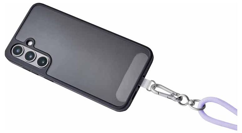 Ein Smartphone in einem schwarzen Gehäuse mit drei Kameras, das an einer lilafarbenen Trageband mit einer Metallklemme befestigt ist.