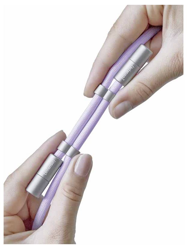 Hände zeigen, wie zwei Teile eines lila magnetischen Ladekabels mit metallischen Enden miteinander verbunden werden.