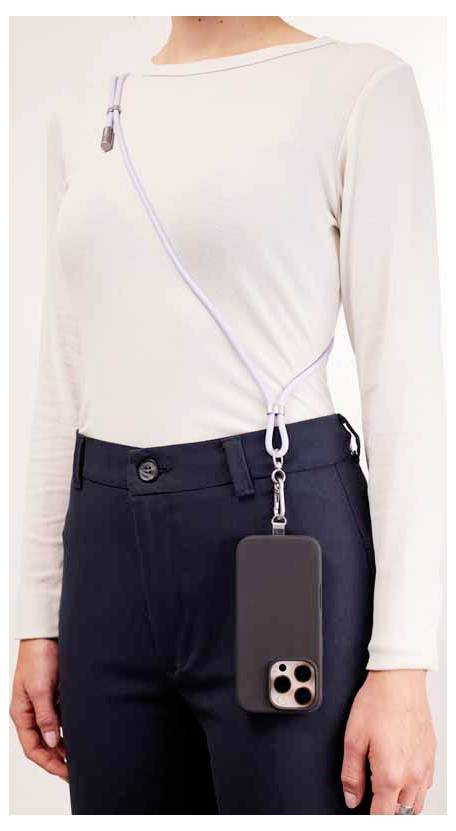 Eine Person mit einem weißen Langarmshirt und schwarzer Hose trägt ein Smartphone an einem Gurt über den Körper gehängt, was eine handfreie Möglichkeit des Telefontragens hervorhebt.