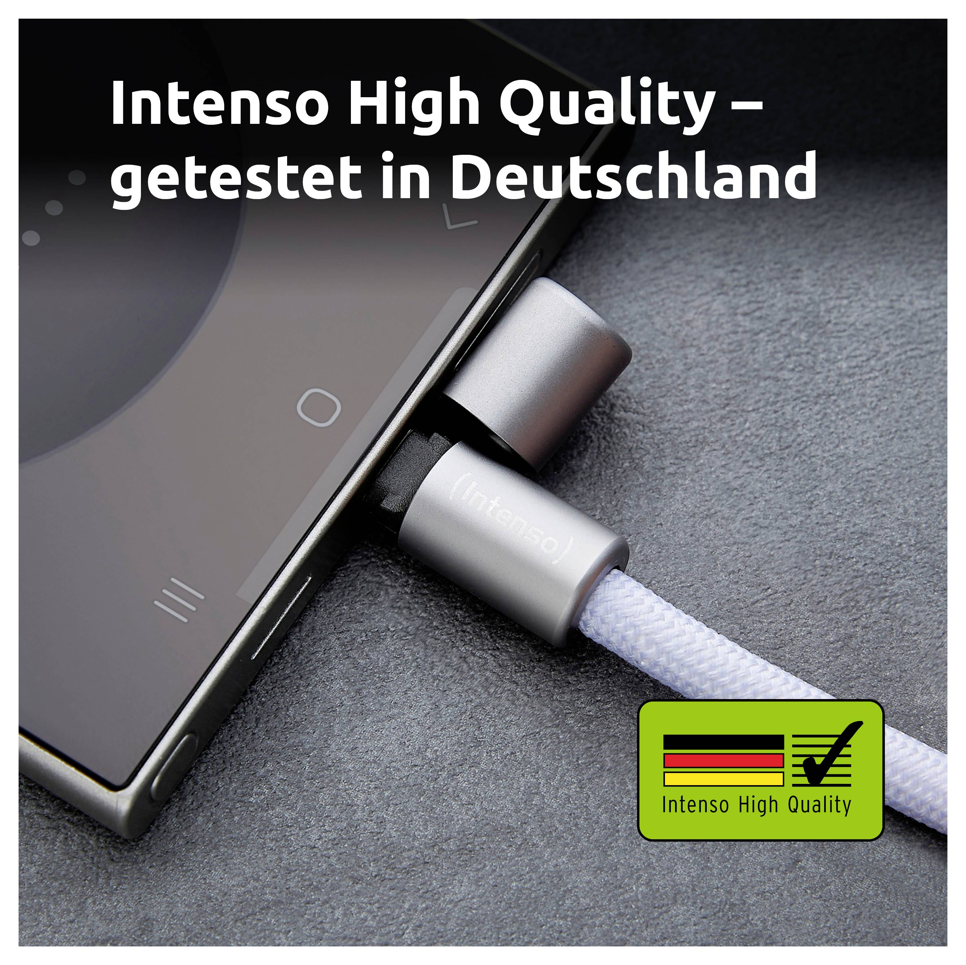 Ein silbernes Ladekabel, das mit einem Smartphone verbunden ist, mit Text darüber, der 