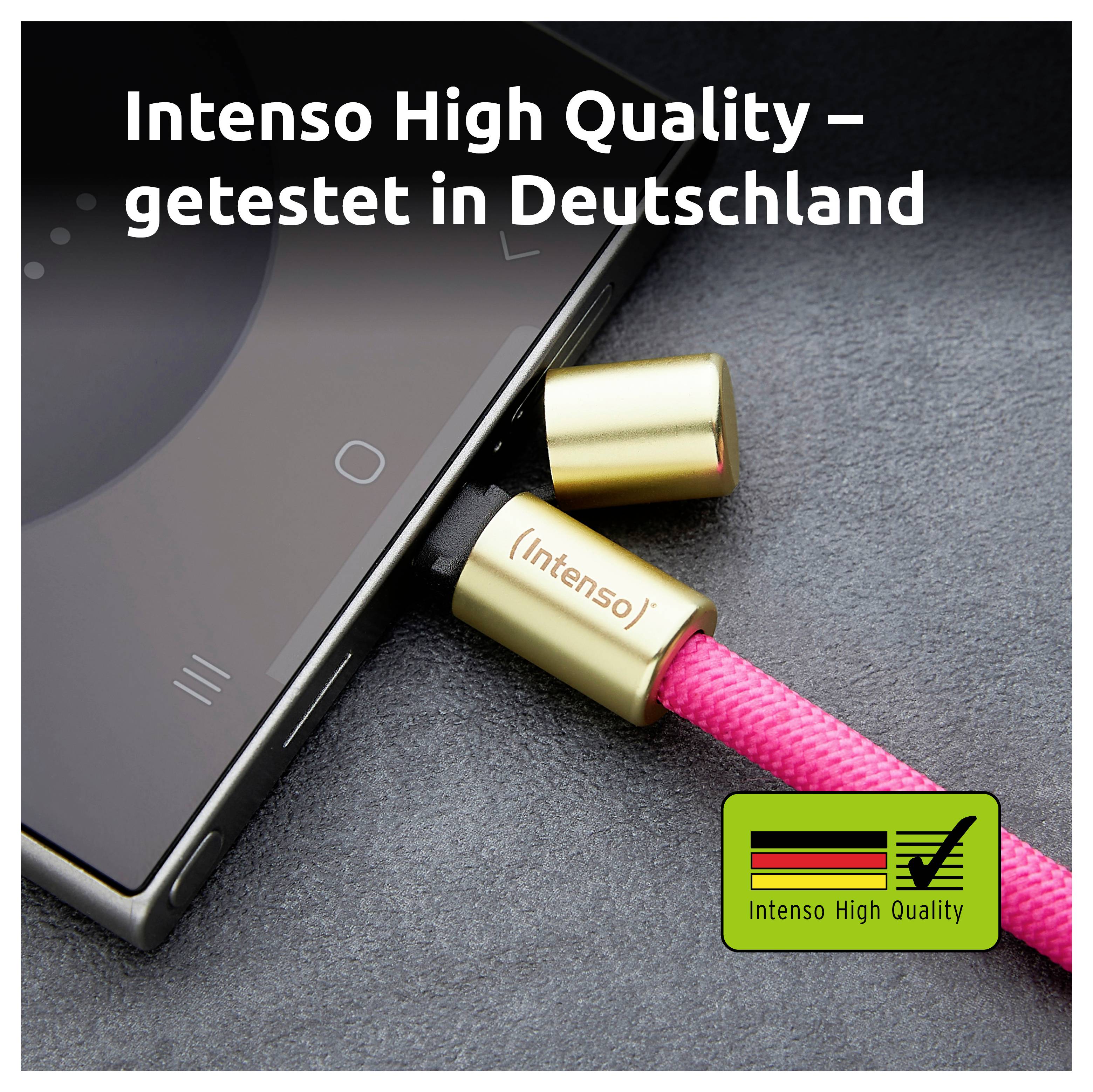 'Intenso High Quality – in Deutschland getestet' steht über einem Smartphone mit gold- und rosafarbenen Kopfhörern, die eingesteckt sind und das Intenso-Logo zeigen.