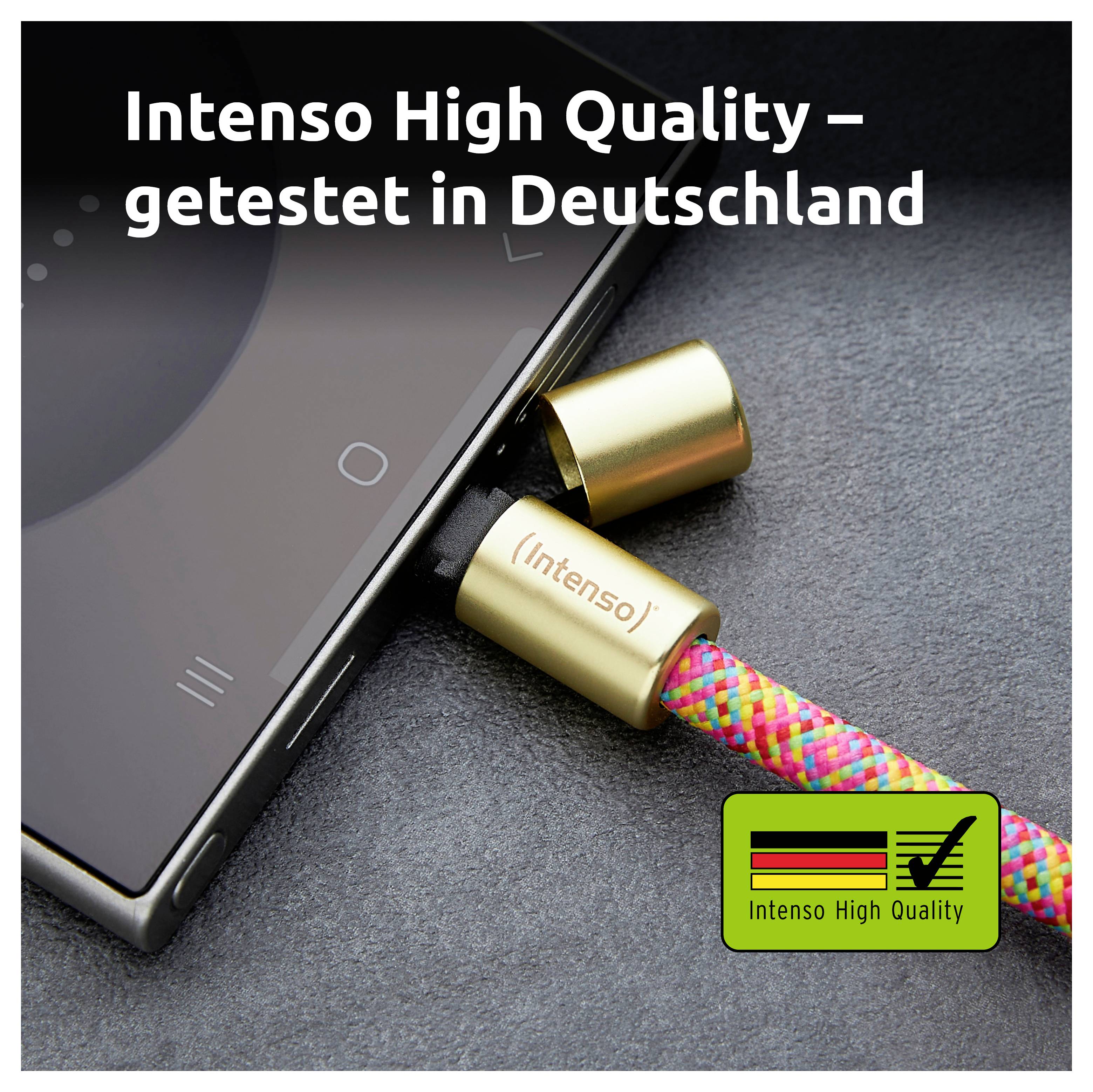 Eine Nahaufnahme eines bunten geflochtenen Ladekabels, das in ein Smartphone eingesteckt ist. Text lautet: 'Intenso High Quality – getestet in Deutschland' mit einem Qualitätssiegel.