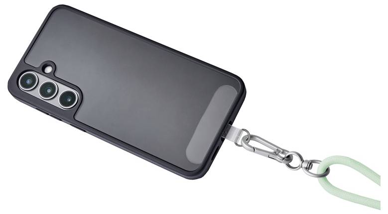 Ein Smartphone mit einer schwarzen Hülle ist über eine Metallklemme an einem grünen Handgelenkband befestigt. Die Rückseite zeigt drei Kameraobjektive.