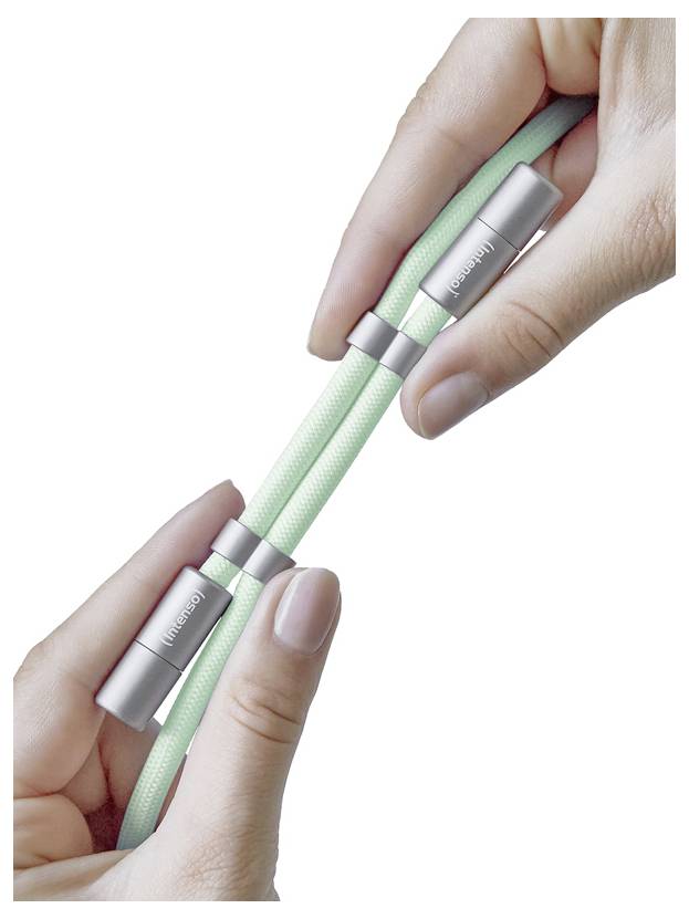 Zwei Hände, die ein hellgrünes, flexibles Kabel mit metallischen Anschlüssen halten, wobei jeder Anschluss das Wort 