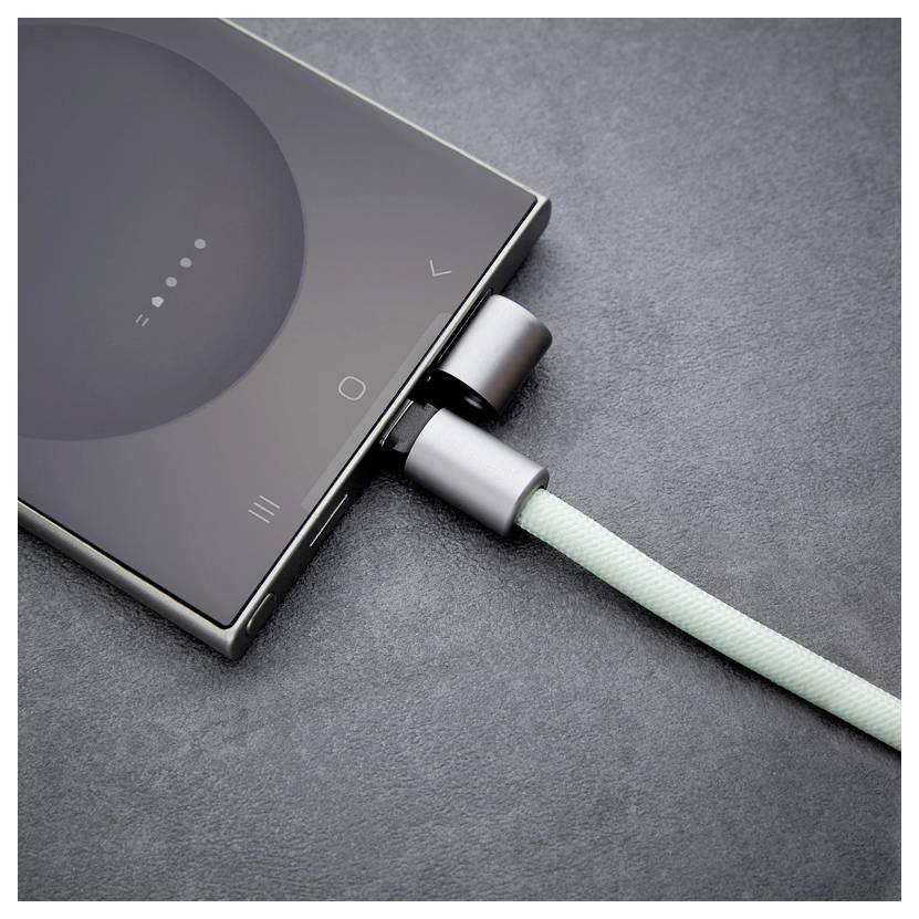 Ein Smartphone, das mit einem grauen geflochtenen Kabel aufgeladen wird, das mit dem Gerät verbunden ist. Auf dem Bildschirm des Telefons erscheint ein Ladensymbol mit Punkten.