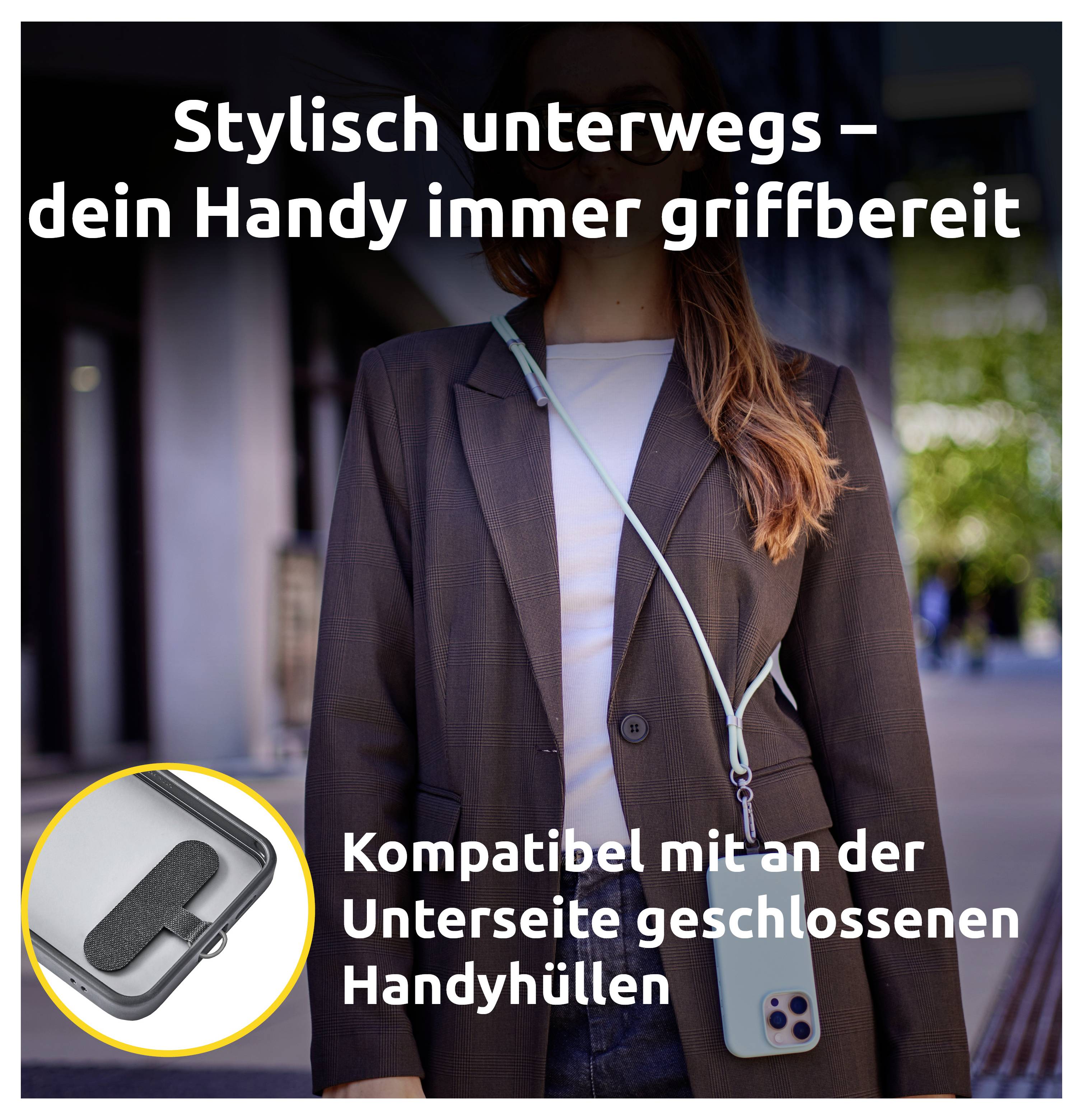 A person wearing a brown blazer is using a blue phone case with a strap. Text: 'Stylisch unterwegs – dein Handy immer griffbereit. Kompatibel mit an der Unterseite geschlossenen Handyhüllen.'