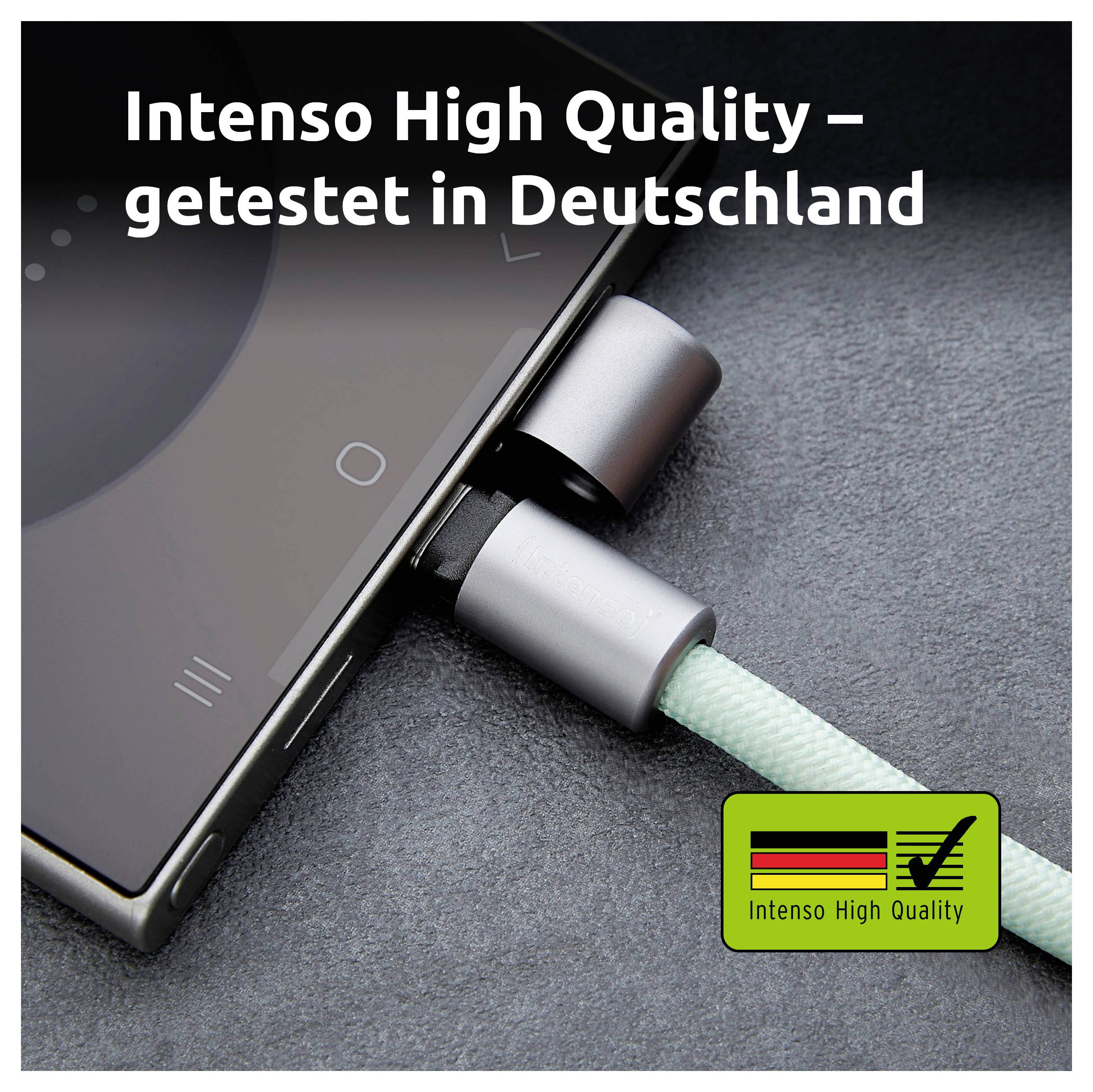 Ein Smartphone mit einem strapazierfähigen, grünen Ladekabel angeschlossen. Text liest sich: 'Intenso High Quality – getestet in Deutschland' mit Intenso-Logo.