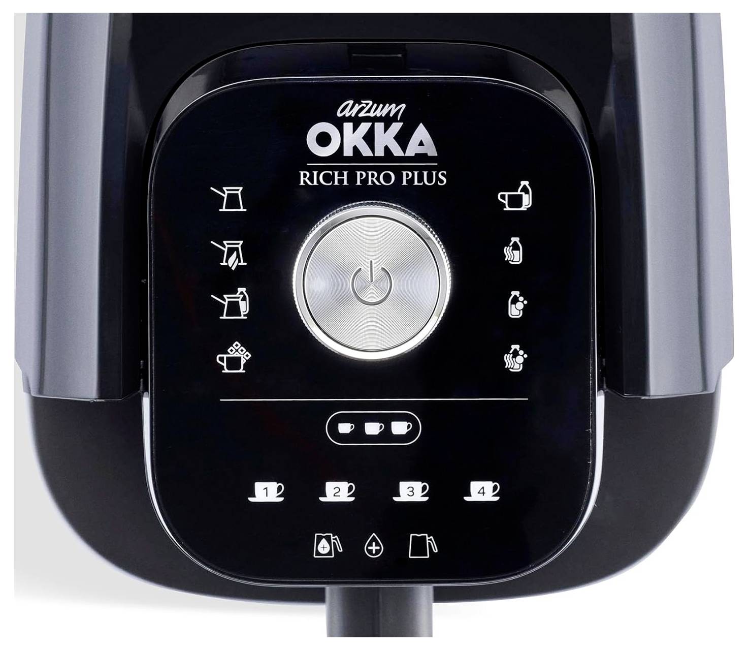 Ein schwarzes Kaffeemaschinen-Bedienfeld mit einem kreisförmigen Mitteltaster, verschiedenen Symbolen für Getränkeoptionen und der Aufschrift 'OKKA RICH PRO PLUS'.