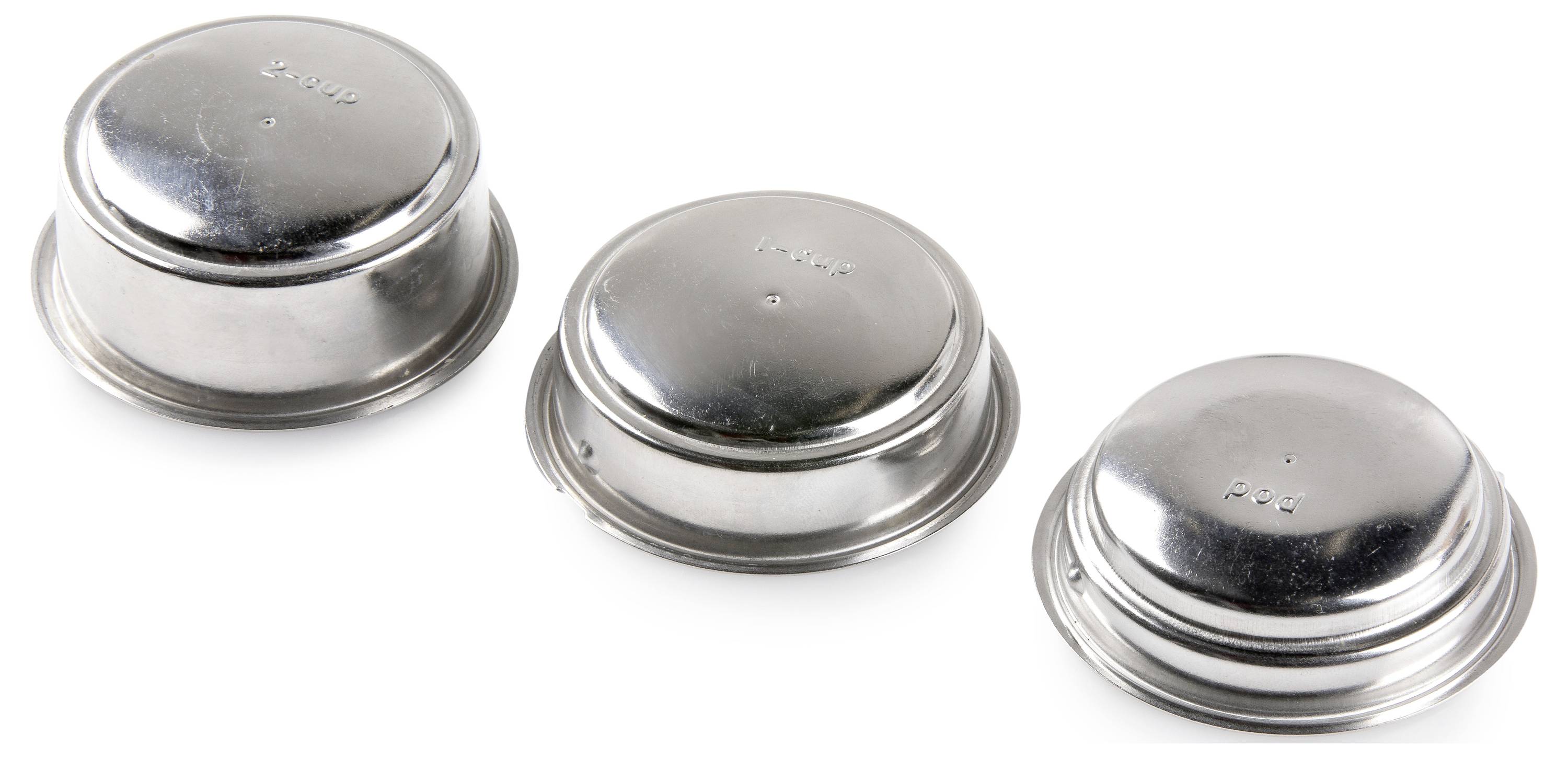 Drei Metalldurchbrühsiebe, von links nach rechts beschriftet mit ‚Einzeln', ‚Doppelt' und ‚Pad', die zum Zubereiten von Kaffee mit unterschiedlichen Mengen verwendet werden.