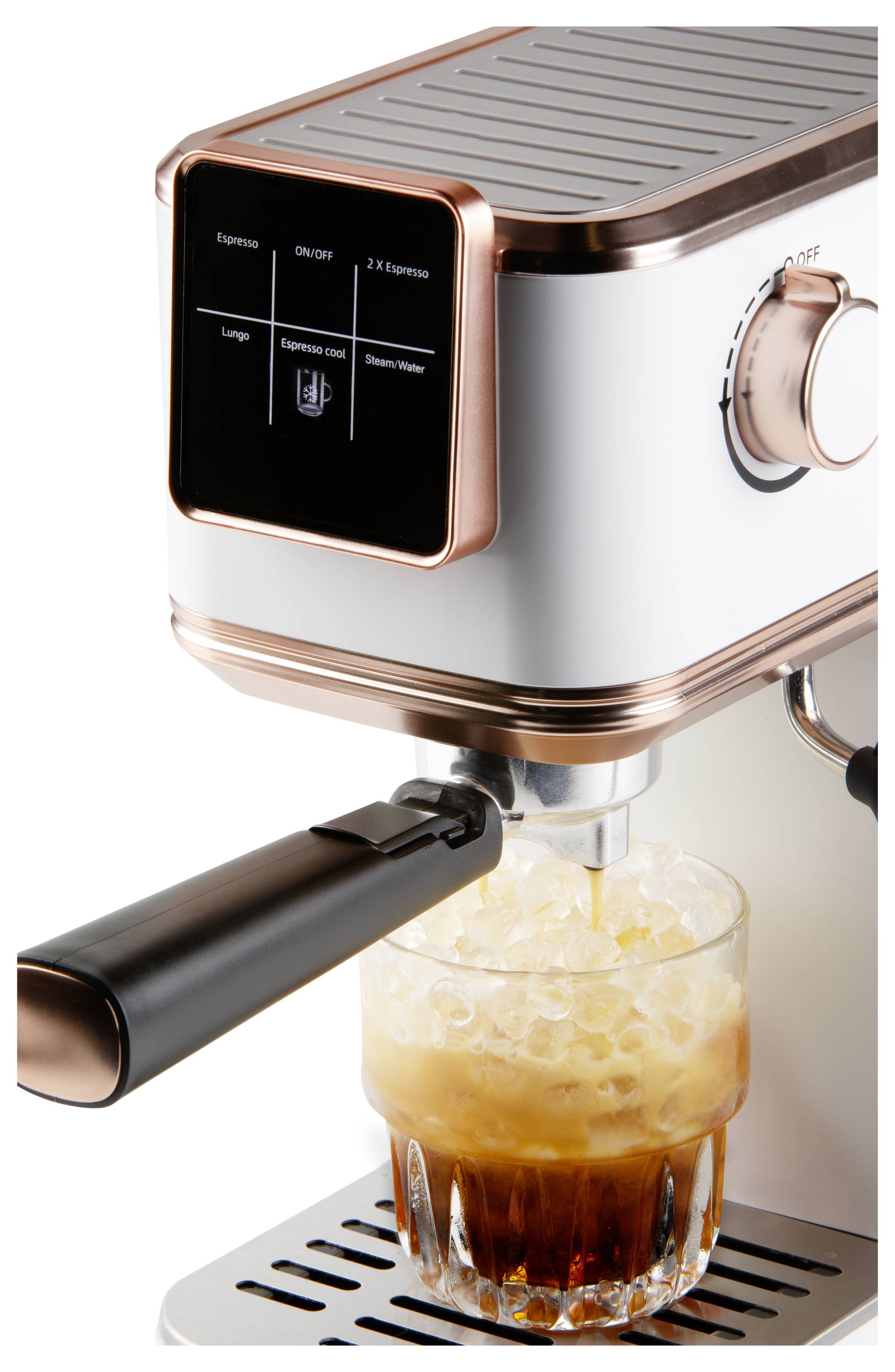 Eine Kaffeemaschine, die Espresso in ein mit Eis gefülltes Glas einschenkt. Die Maschine verfügt über ein digitales Display mit Einstellungen für verschiedene Getränkeoptionen.