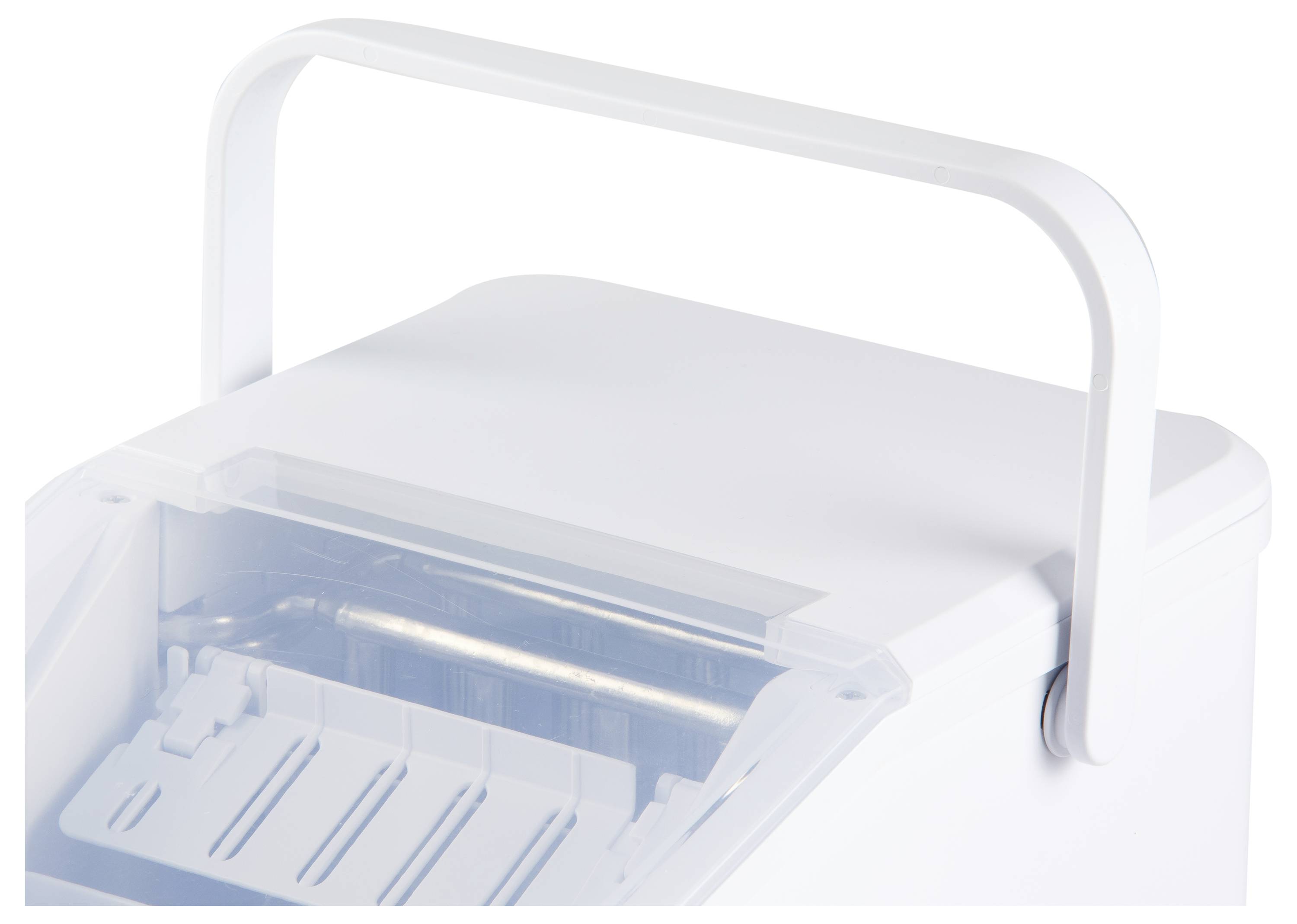 Das Bild zeigt den oberen Teil eines weißen Eismachers mit einem Griff und einem transparenten Deckel. Der innere Eisbereich ist teilweise sichtbar.