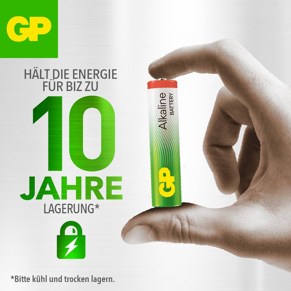 Eine Hand hält eine GP Alkaline-Batterie. Text: 'Hält die Energie für bis zu 10 Jahre'. Hinweis: 'Bitte kühl und trocken lagern.'