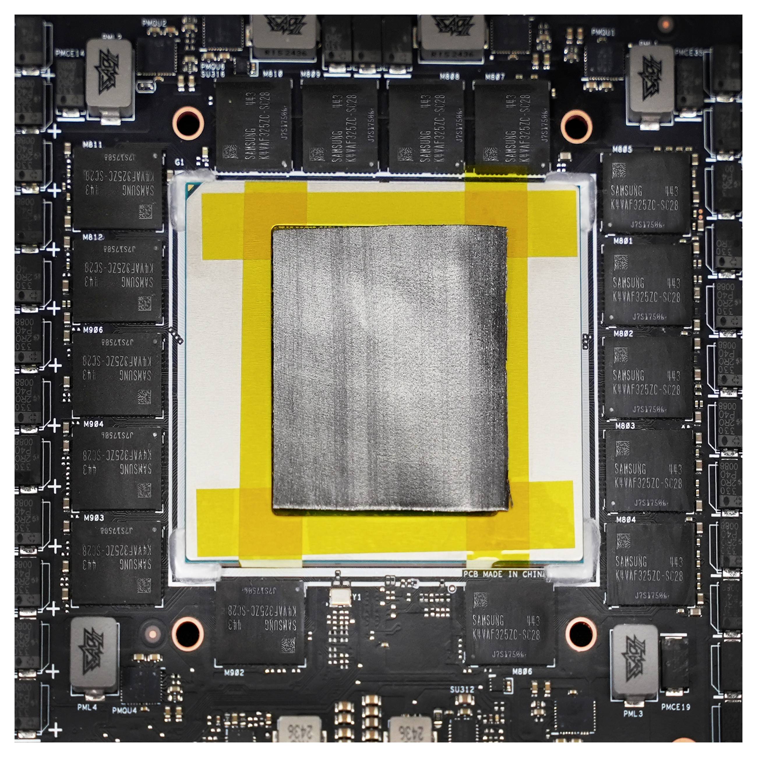 Nahaufnahme eines Computerchips, umgeben von gelbem Band und elektronischen Komponenten, die das komplexe Design einer Leiterplatte zur Schau stellt.