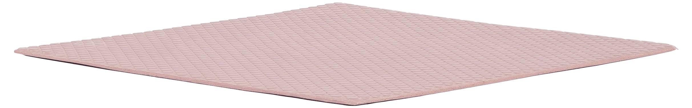 Ein einzelnes pinkes Mikrofaser-Reinigungstuch, ordentlich gefaltet und flach liegend, mit feinen horizontalen Streifen strukturiert.