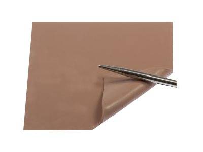 Ein Blatt aus braunem Material, dessen eine Ecke von einem Metallinstrument abgeschält wird, wobei eine glatte Textur sichtbar wird.