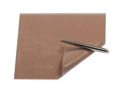 Ein Blatt aus braunem, hautartigem Material wird an einer Ecke von einem Metallwerkzeug teilweise angehoben, wobei seine Flexibilität und Dünnheit demonstriert werden.