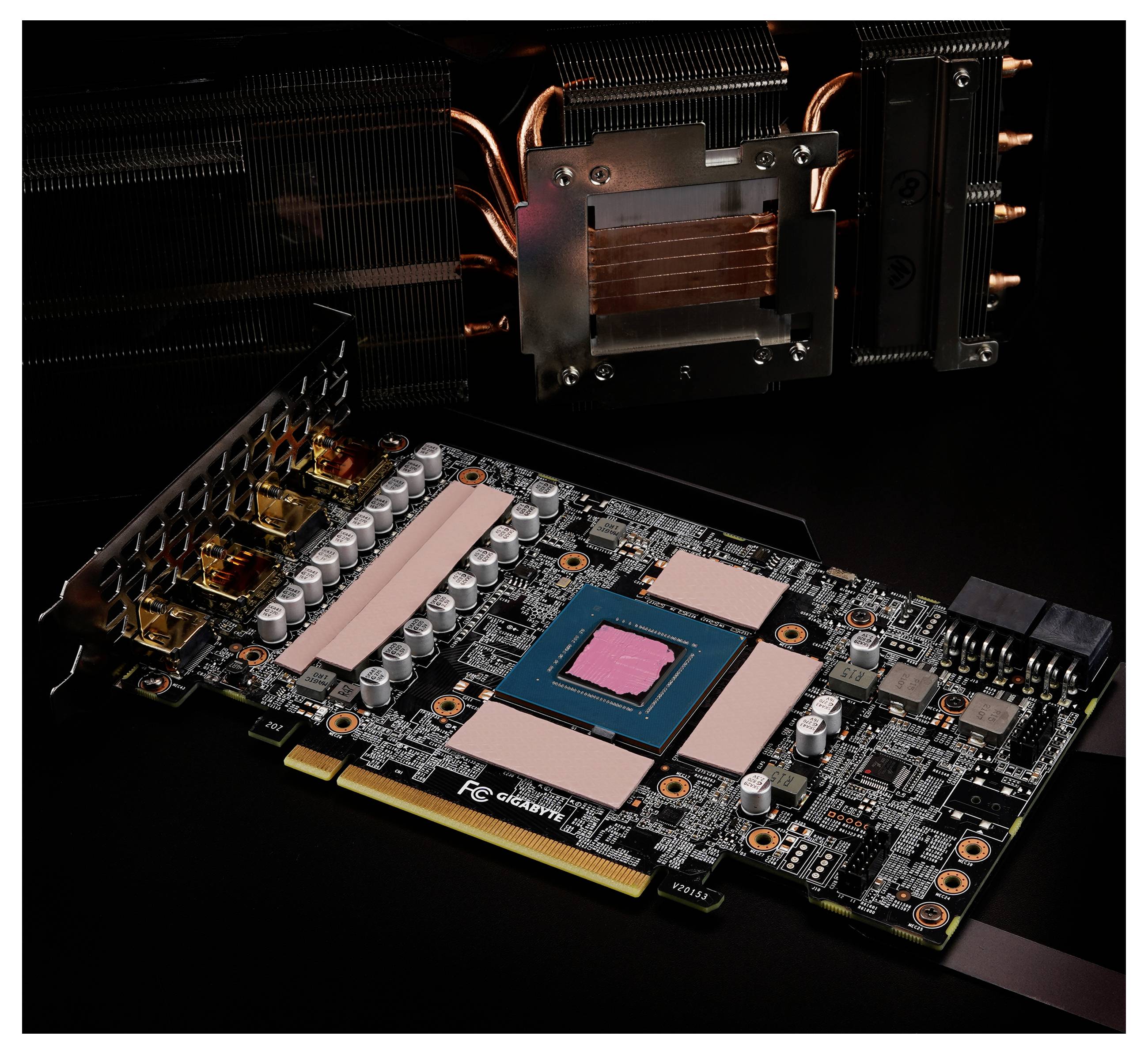 Eine Grafikkarte zerlegt, die die Leiterplatte mit einem Kühlventilator und Kühlkörper im Hintergrund unter gedämpftem Licht zeigt.