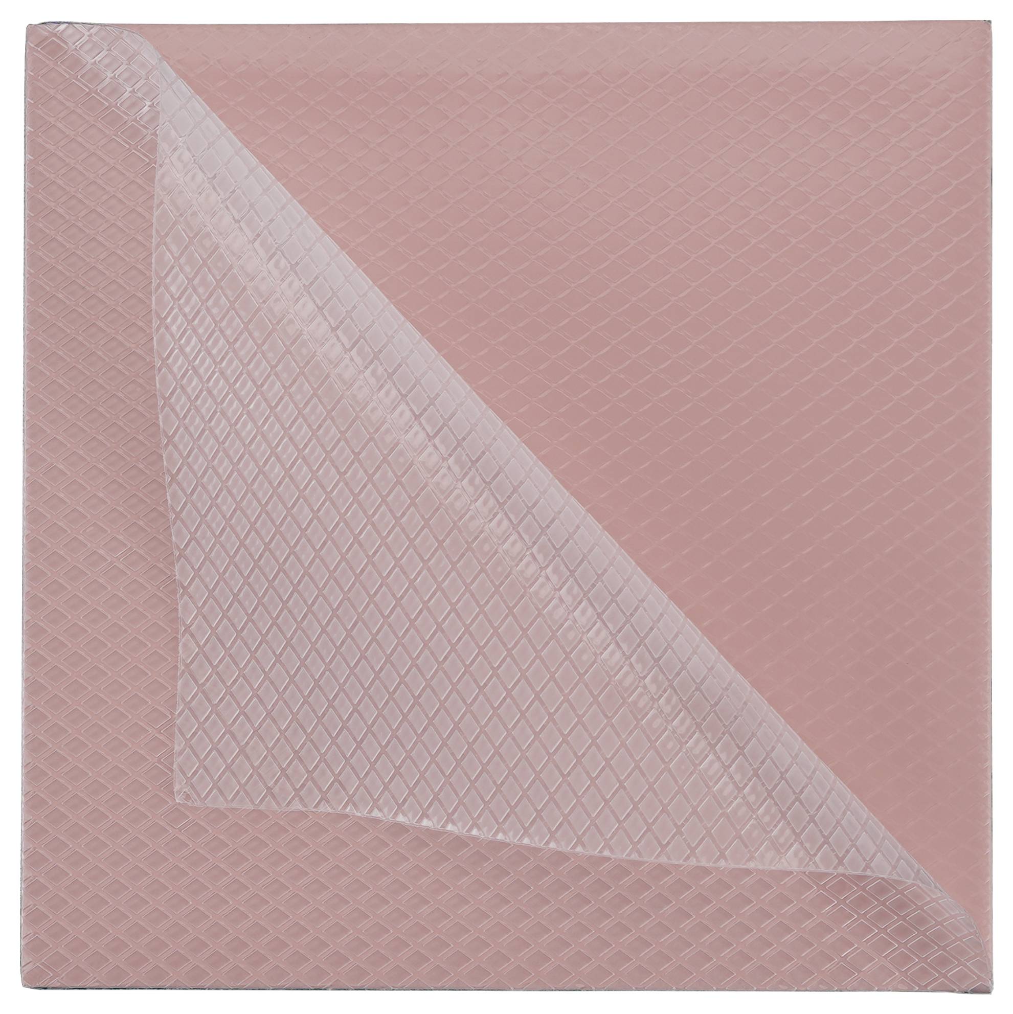 Ein rosa Stoffmuster mit einem strukturierten Rautenmuster, bei dem eine Ecke umgeschlagen ist, um einen transparenten Überzug zu enthüllen.