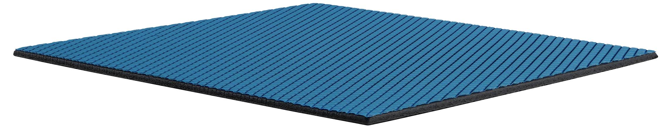 Eine blaue Yogamatte mit diagonalen schwarzen Streifen, aus einer schrägen Perspektive gezeigt.