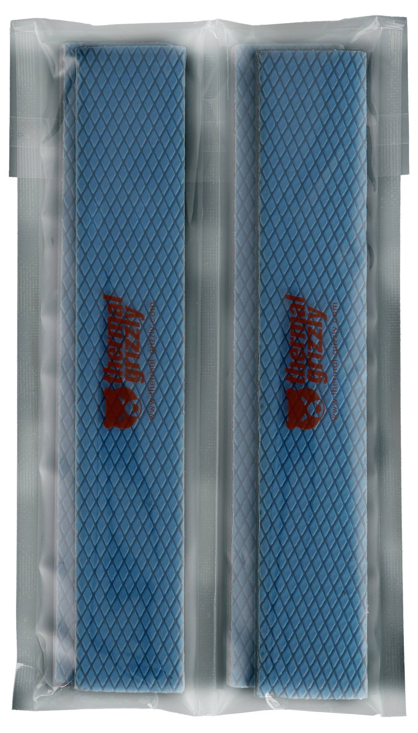 Zwei blaue rechteckige Kühlakkus, die in transparenter Verpackung versiegelt sind, mit einem roten Logo in der Mitte jedes Paketes.