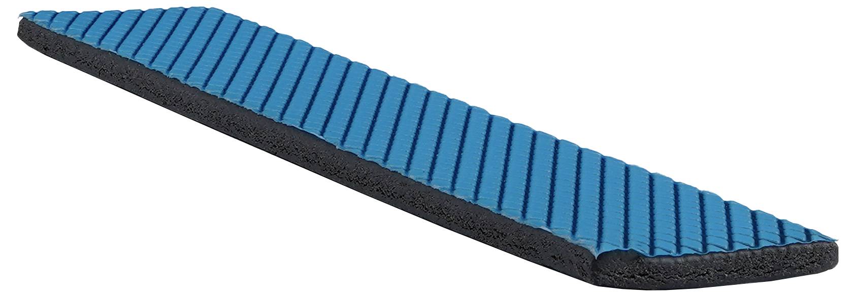 Blaues Schaumstoffpanel mit diagonalen Rillen, das für Schalldämmung oder Isolierung verwendet wird und auf einem weißen Hintergrund liegt.