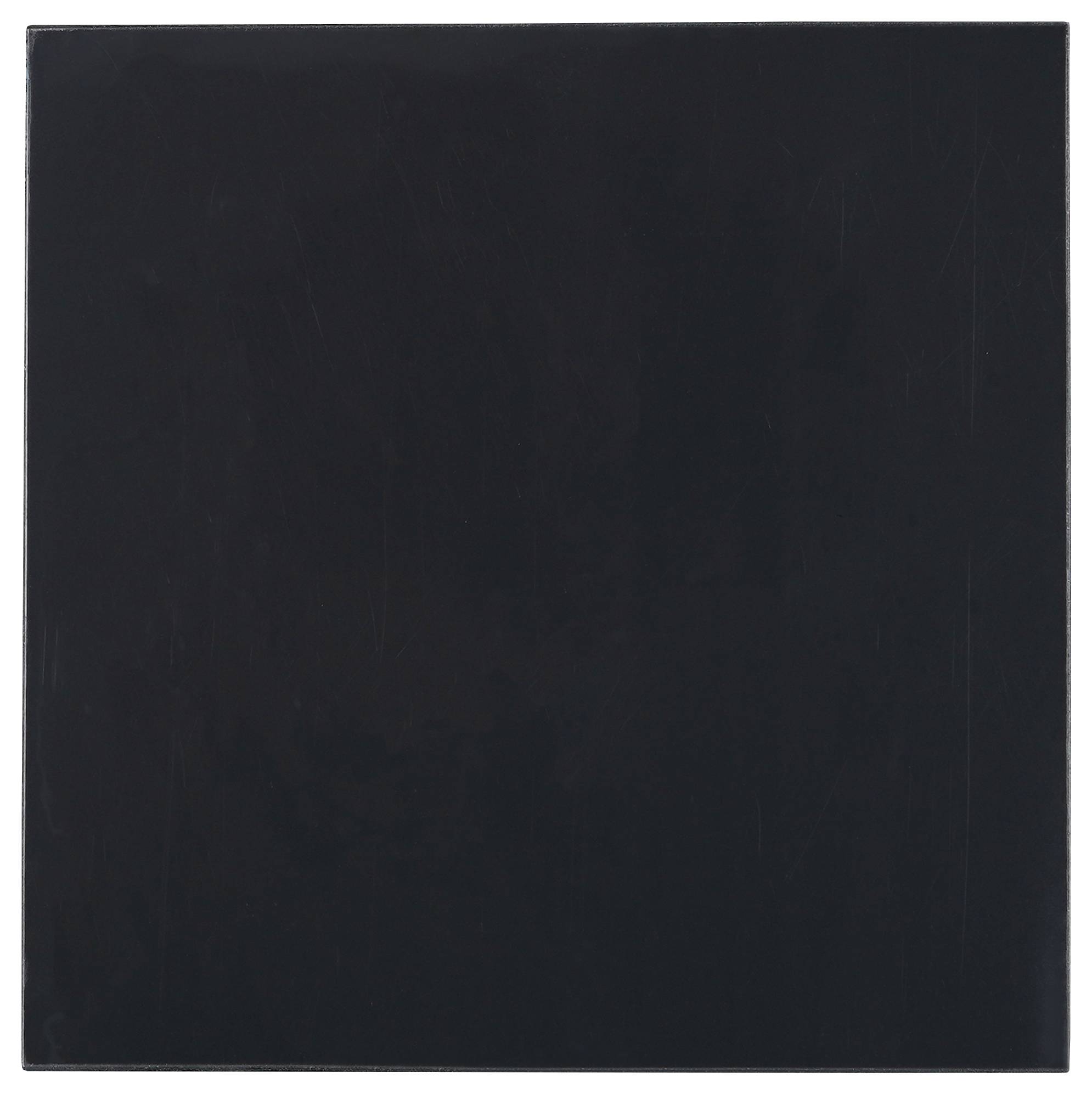 Ein schwarzes Quadrat mit flacher, matter Textur, das einen Eindruck von Uniformität und Tiefe erzeugt. Es sind keine sichtbaren Muster oder Details vorhanden.