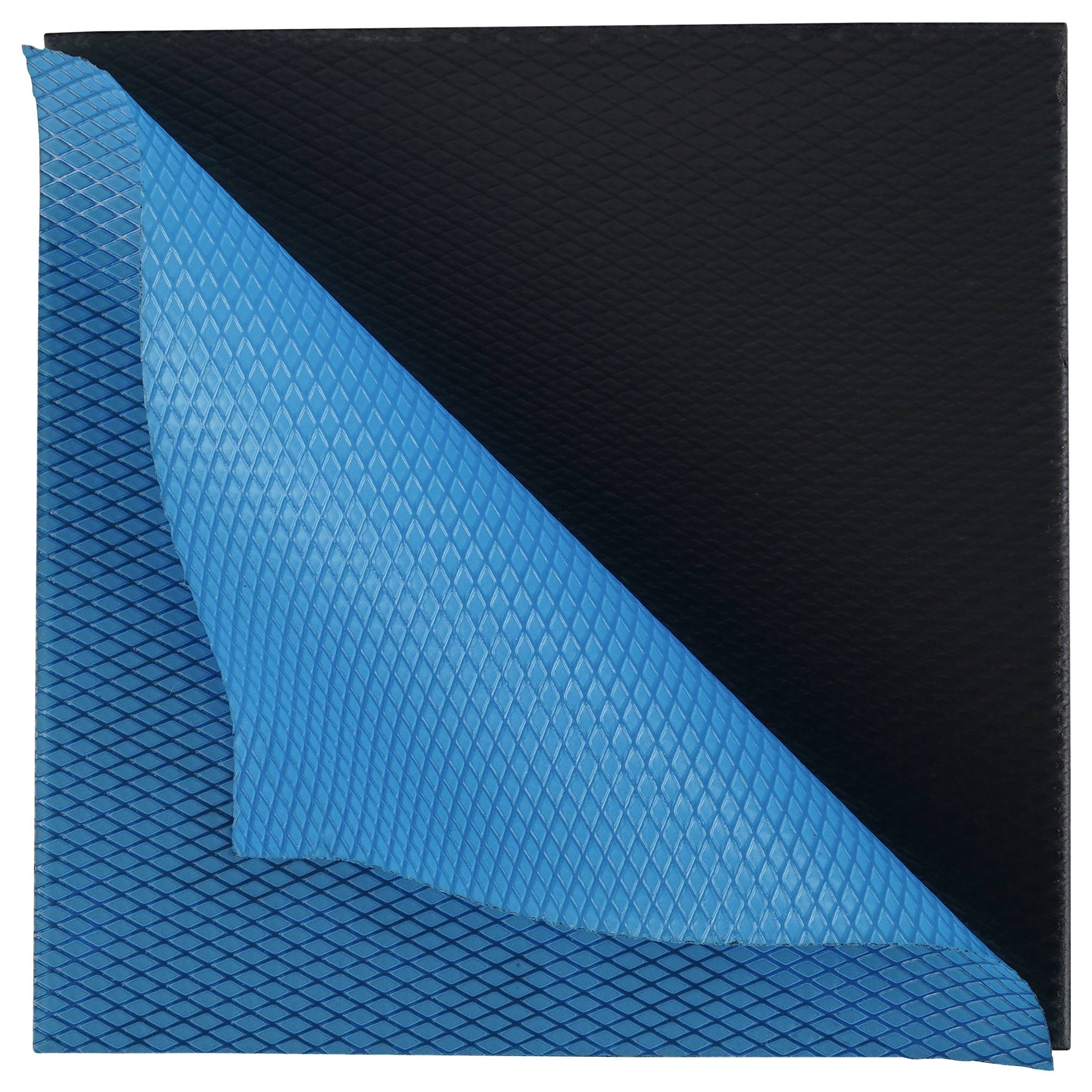 Eine Nahaufnahme eines blauen und schwarzen strukturierten Materials, gefaltet, um kontrastierende Oberflächen zu zeigen. Die blaue Seite weist ein Rautenmuster auf.