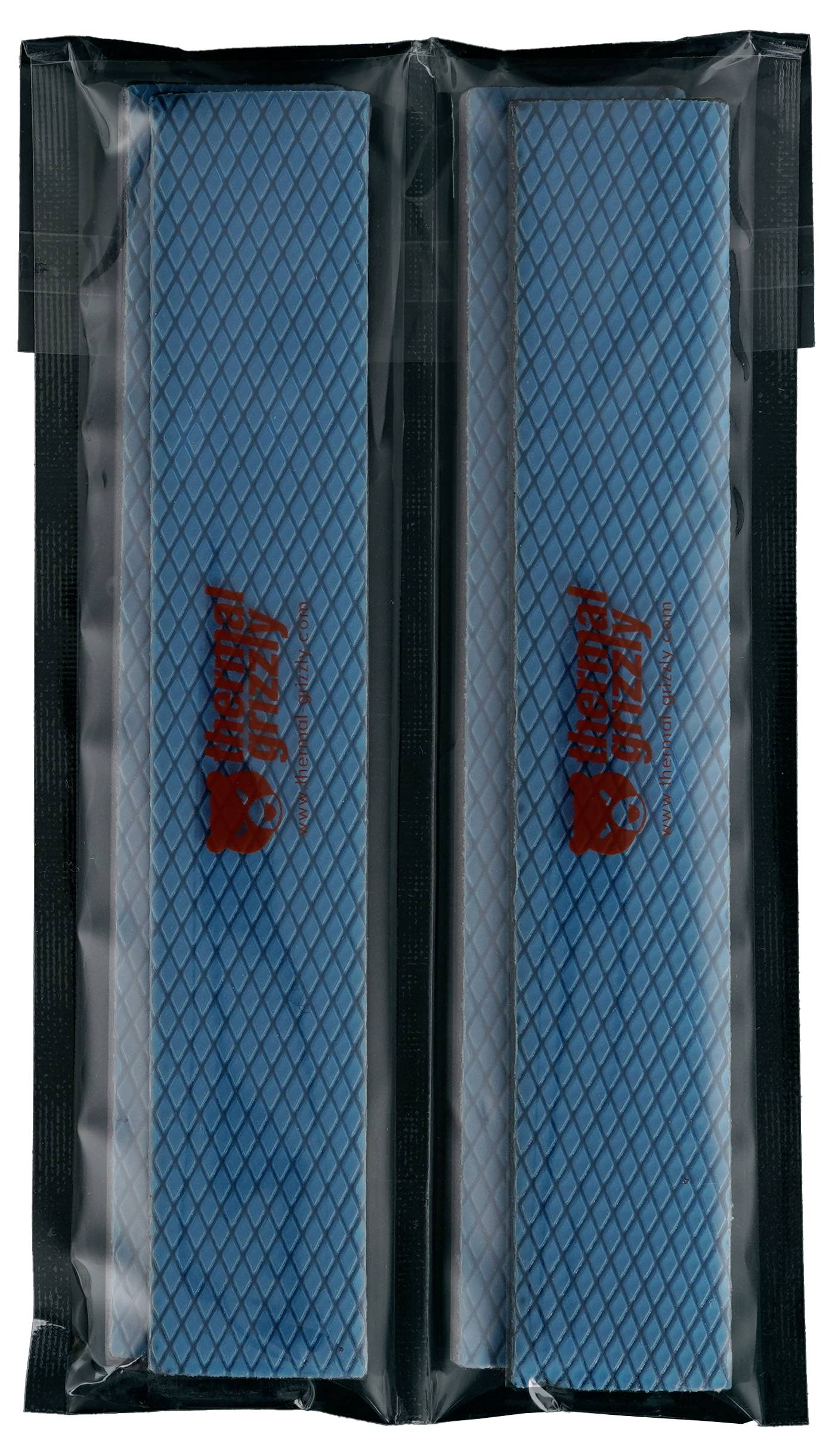 Zwei rechteckige blaue Kühlakkus in transparenter Verpackung, mit einem roten Logo mit unleserlichem Text, parallel zueinander platziert.