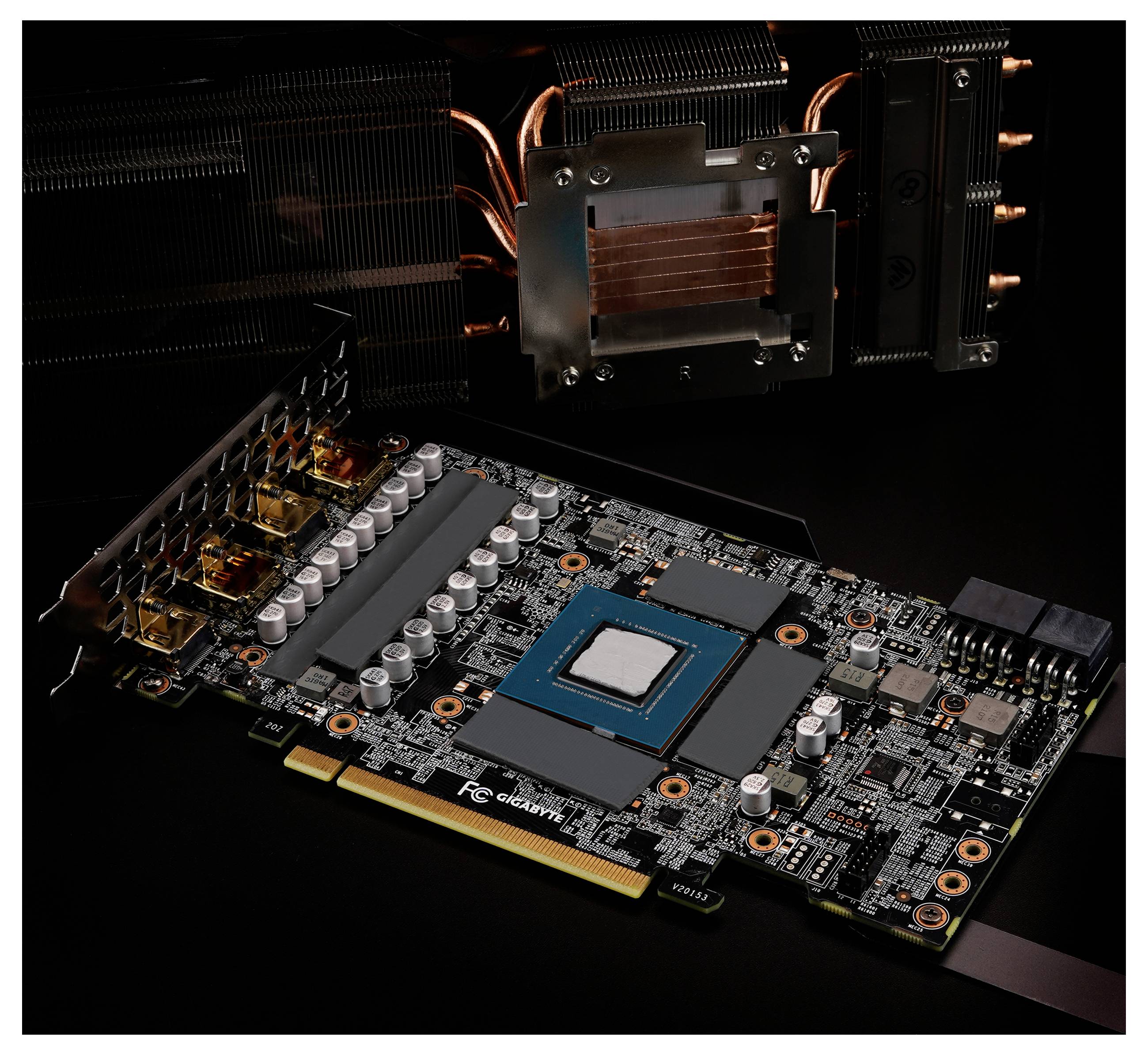 Interne Komponenten einer Computergrafikkarte, einschließlich eines Kühlsystems mit Heatpipes und Lüftern, vor einem dunklen Hintergrund positioniert.