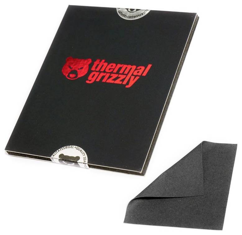 'Thermal Grizzly' Branding auf einem schwarzen Wärmeleitpad-Paket mit einer umgeschlagenen Ecke, die die Textur und Farbe des Pads zeigt.