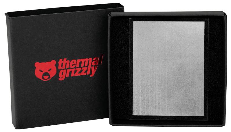 Verpackung von 'Thermal Grizzly' mit Bärenlogo links. Geöffnete Schachtel rechts zeigt Wärmeleitpad im Inneren.