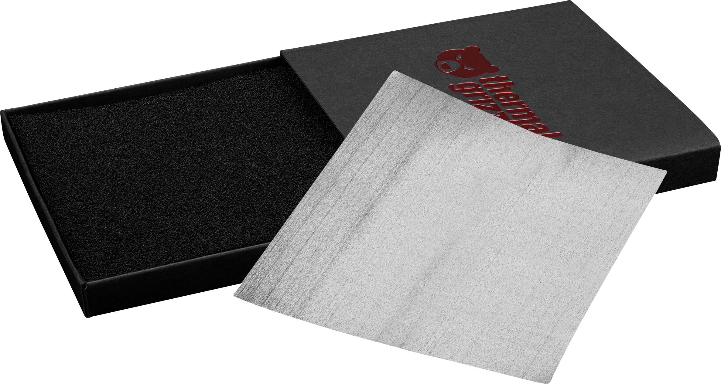Eine rechteckige Wärmeleitpad, die teilweise aus ihrer schwarzen Verpackung herausgenommen wurde, mit einem roten Logo auf der Innenseite des Deckels.
