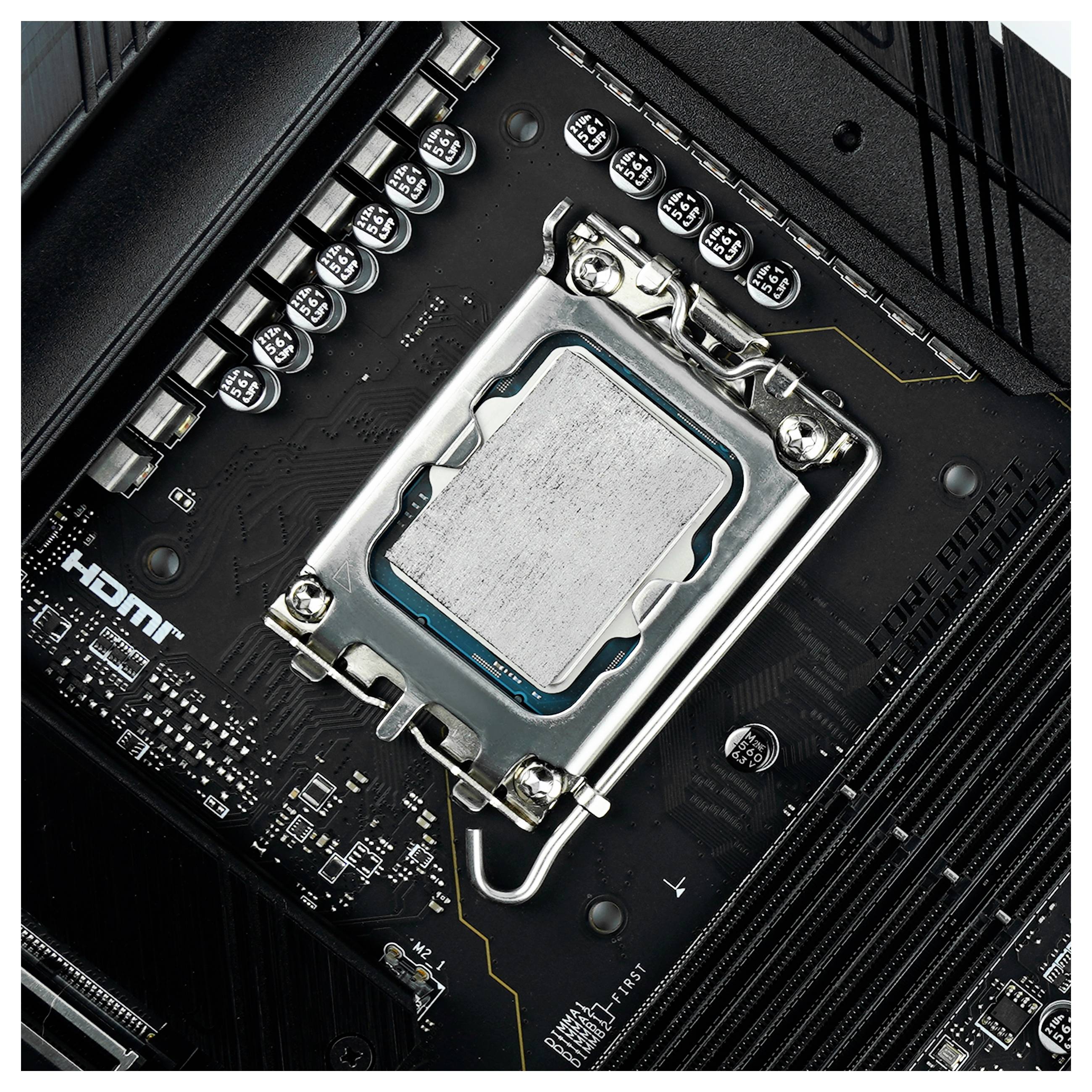 Eine Nahaufnahme eines Computermotherboards mit einem CPU-Sockel, umgeben von verschiedenen elektronischen Komponenten und Schaltkreisen.