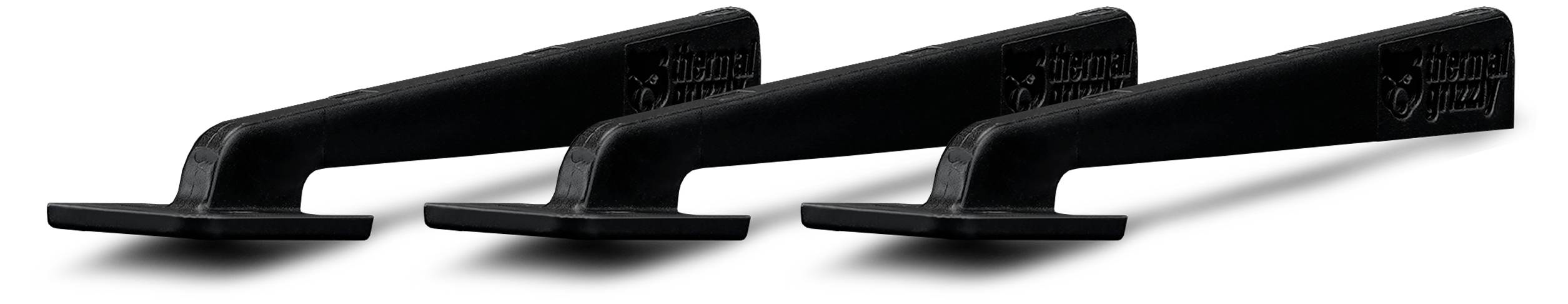 Drei schwarze Griffe mit rechteckiger Basis, nebeneinander ausgerichtet, jeder mit der Aufschrift 