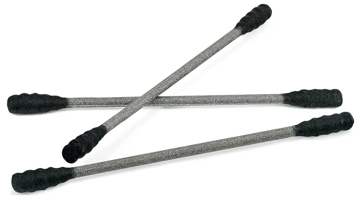 Drei schwarzgriffige Fackeln, die sich vor einem weißen Hintergrund kreuzen.