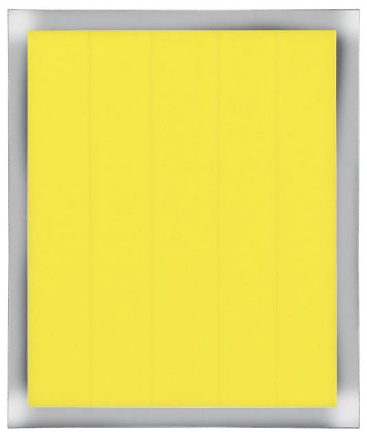 Ein hellgelbes Rechteck mit dezenten vertikalen Linien hebt sich vor einem grauen Hintergrund ab und schafft damit ein minimalistisches, modernes Design.