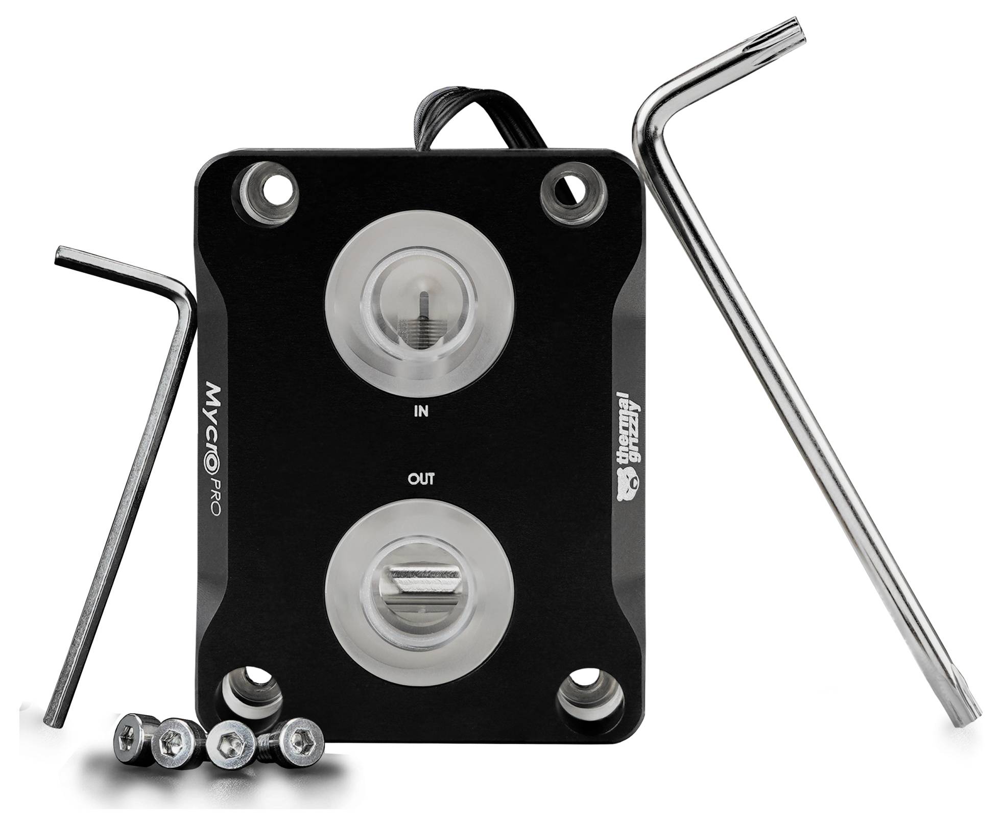 Wasserkühler 'Mycro Pro' mit zwei Anschlüssen, die mit 'IN' und 'OUT' beschriftet sind, dargestellt mit Schrauben und Sechskantschlüsseln.