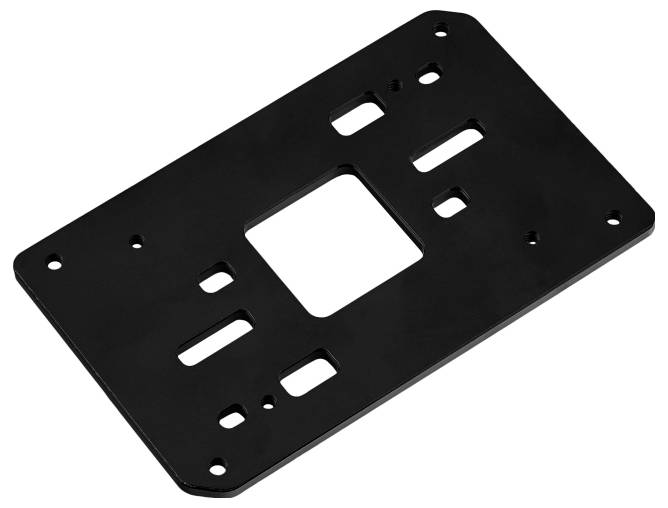 Eine schwarze rechteckige Metallmontagehalterung mit mehreren Ausschnitten und Löchern, wahrscheinlich zum Befestigen von Hardwarekomponenten verwendet.