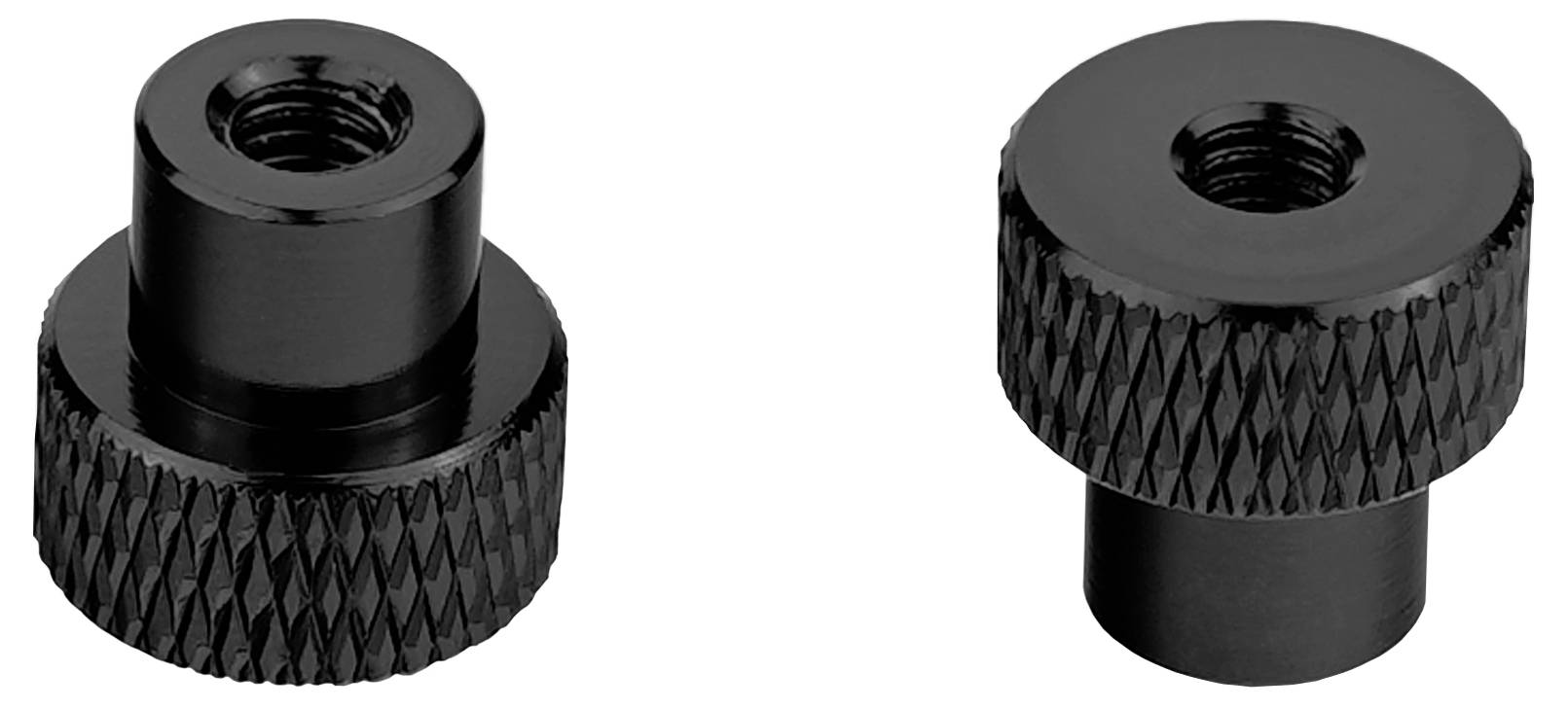 Zwei schwarze Metallmuttern mit Rändeln und unterschiedlichen Höhen, die mit Gewindebohrungen an der Oberfläche versehen sind und zur Befestigung mechanischer Teile verwendet werden.