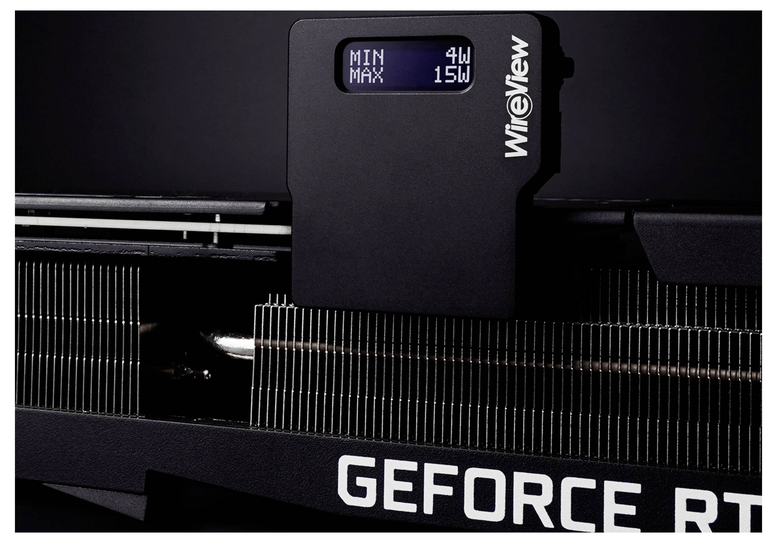 Eine digitale Anzeige zeigt mindestens 4 W und maximal 15 W oberhalb einer Grafikkarte mit der Bezeichnung 'GEFORCE RTX', die Details zum Stromverbrauch angibt.