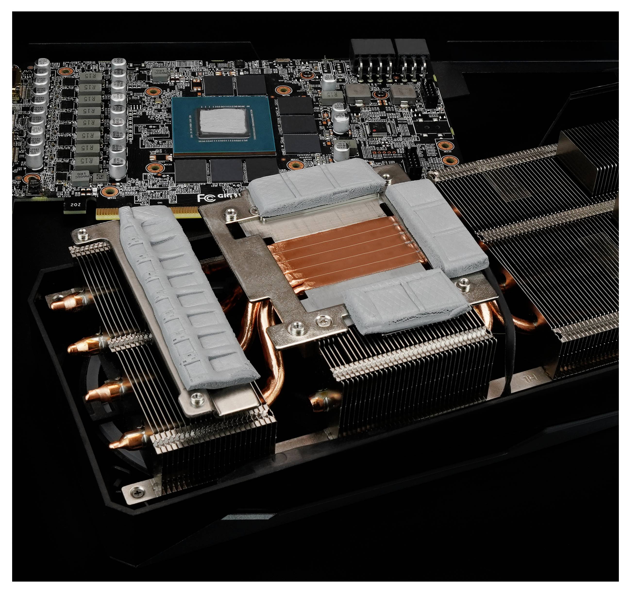 Eine zerlegte Grafikkarte, die die Leiterplatte, den GPU-Chip, Kupferwärmerohre und Kühlrippen zeigt und die internen Komponenten hervorhebt.