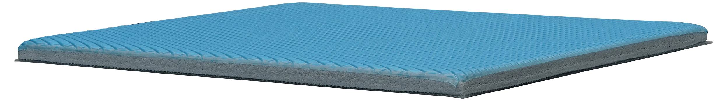 Ein blauer, rechteckiger Schaumstoffkissen aus Memory-Schaum mit strukturierter Oberfläche, der für Komfort und Unterstützung konzipiert ist, von einem diagonal Winkel aus gezeigt.