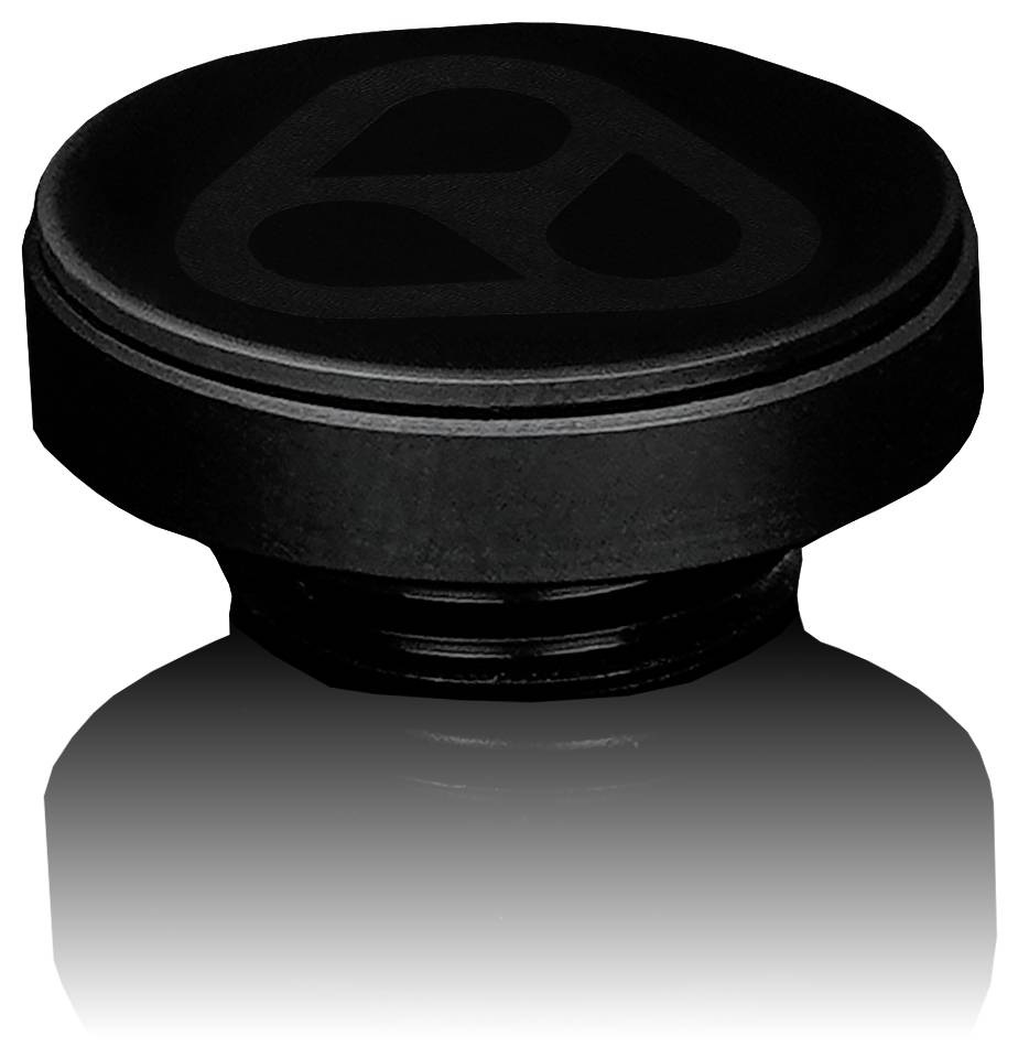 Eine schwarze sechseckige Kappe mit einem dezenten Logo oben, die auf einer reflektierenden Oberfläche ruht.