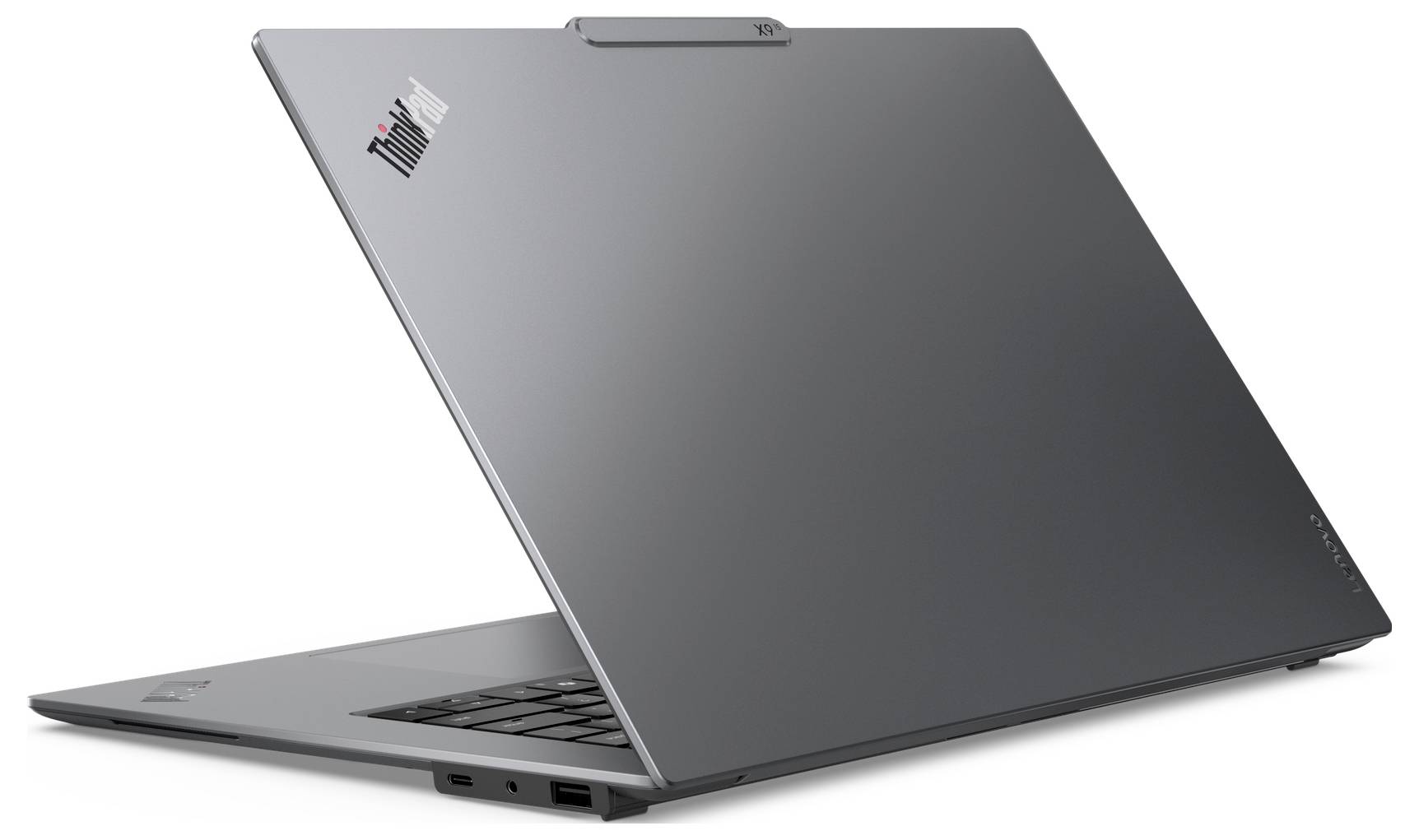 Ein schlanker, silberner Laptop, der teilweise geöffnet ist und die Rückseite des Bildschirms zeigt. Das 'ThinkPad' Logo ist in der oberen linken Ecke sichtbar.