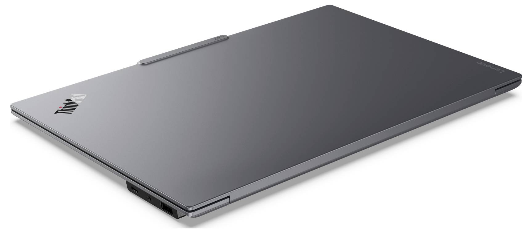 Ein geschlossener, schlanker Laptop in grau mit minimalistischem Design, auf dem in der oberen Ecke ein kleines Logo zu sehen ist. Der Laptop ist dünn und modern.